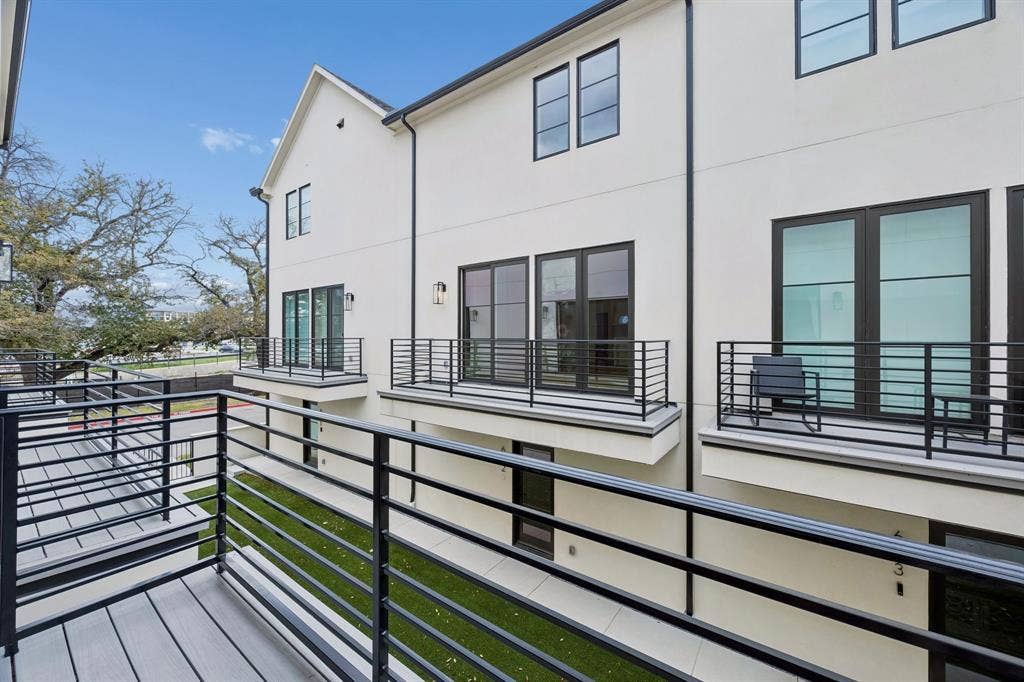 7207 Gaston Avenue, #903, Dallas, TX 75214 View of balcony