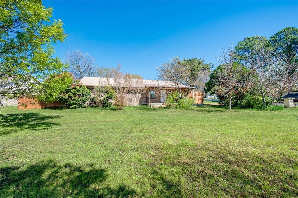 304 Oak Drive, Argyle, TX 76226 Front yard