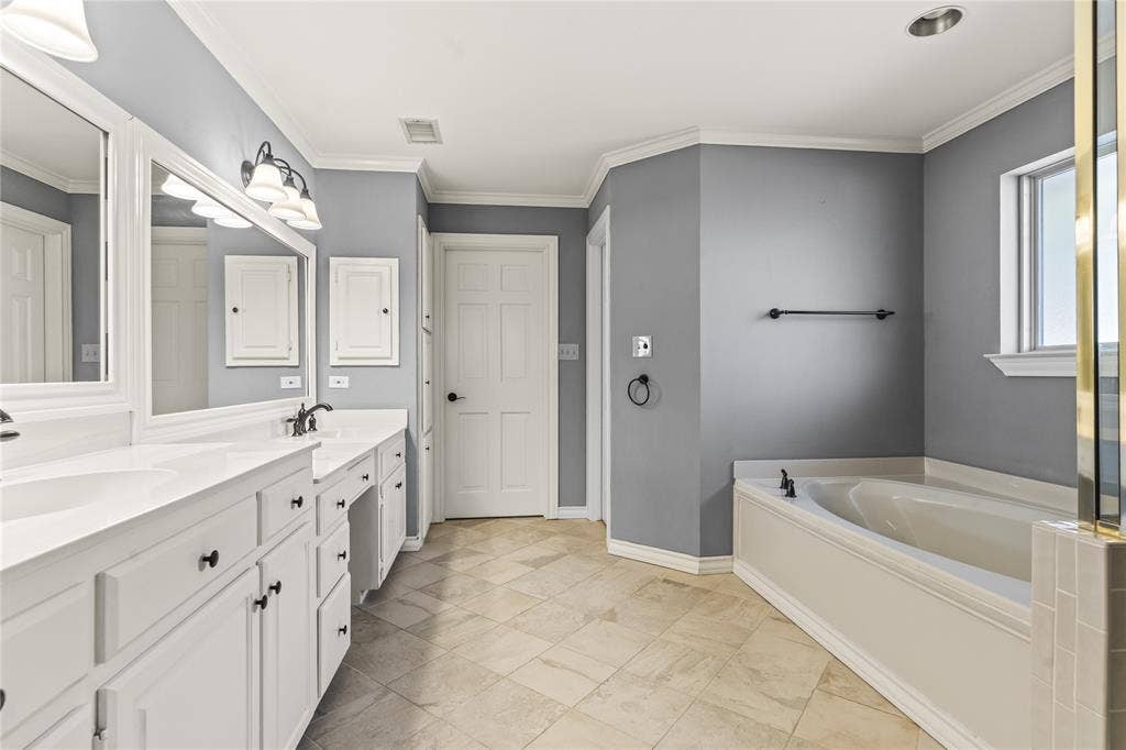 6423 Ridgemont Drive, Dallas, TX 75214 Upstairs Full BatJetted Tubh