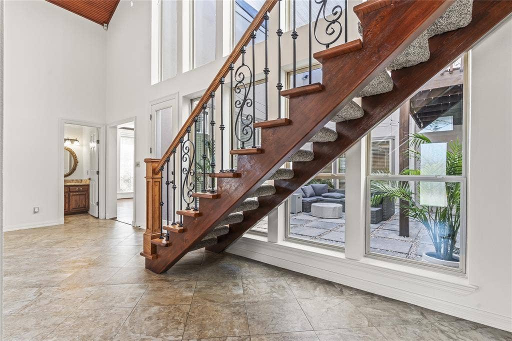 6423 Ridgemont Drive, Dallas, TX 75214 View as entering