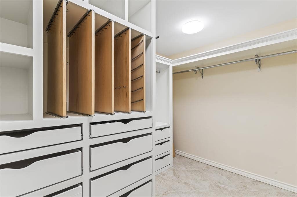 6423 Ridgemont Drive, Dallas, TX 75214 Primary Closet