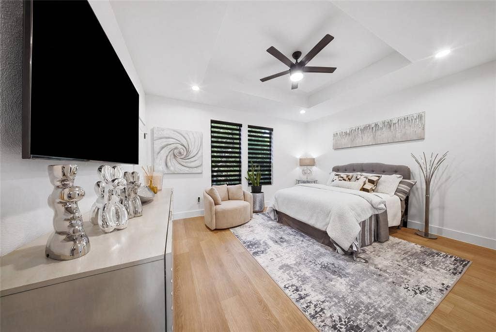 522 S Clark Road, Cedar Hill, TX 75104 Tray ceiling with recessed lighting and a ceiling fan, wood-finish flooring, and a wall-mounted television
