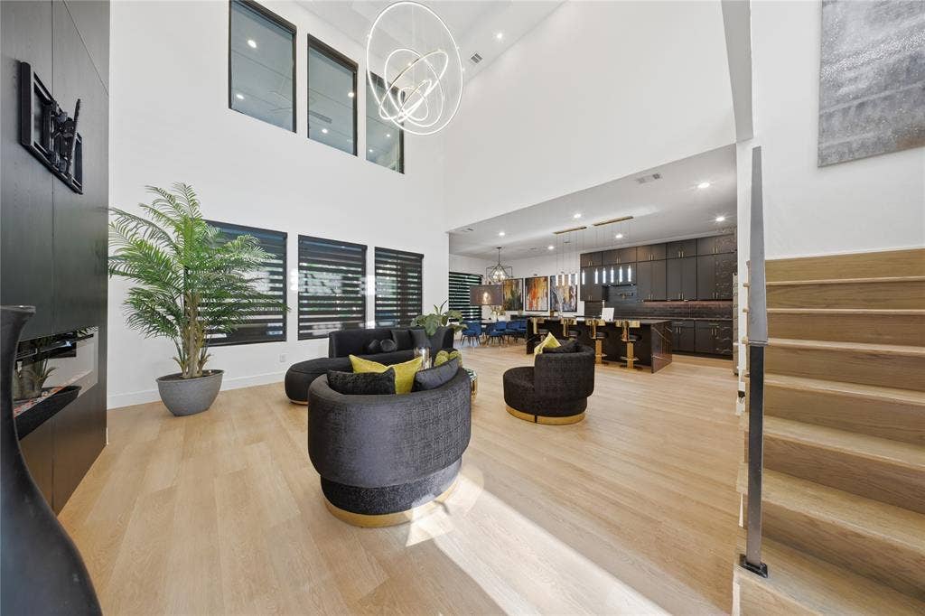 522 S Clark Road, Cedar Hill, TX 75104 Vaulted ceilings and light wood-finish flooring throughout the open-concept living area