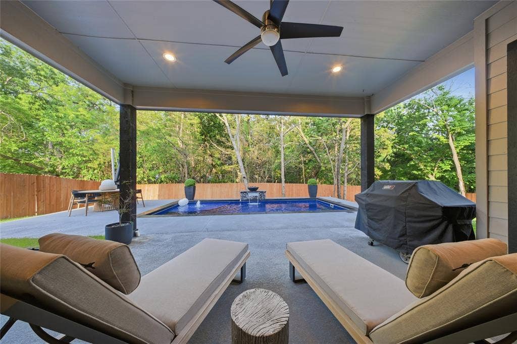 522 S Clark Road, Cedar Hill, TX 75104 Covered patio with recessed lighting, ceiling fan, concrete flooring, and a swimming pool