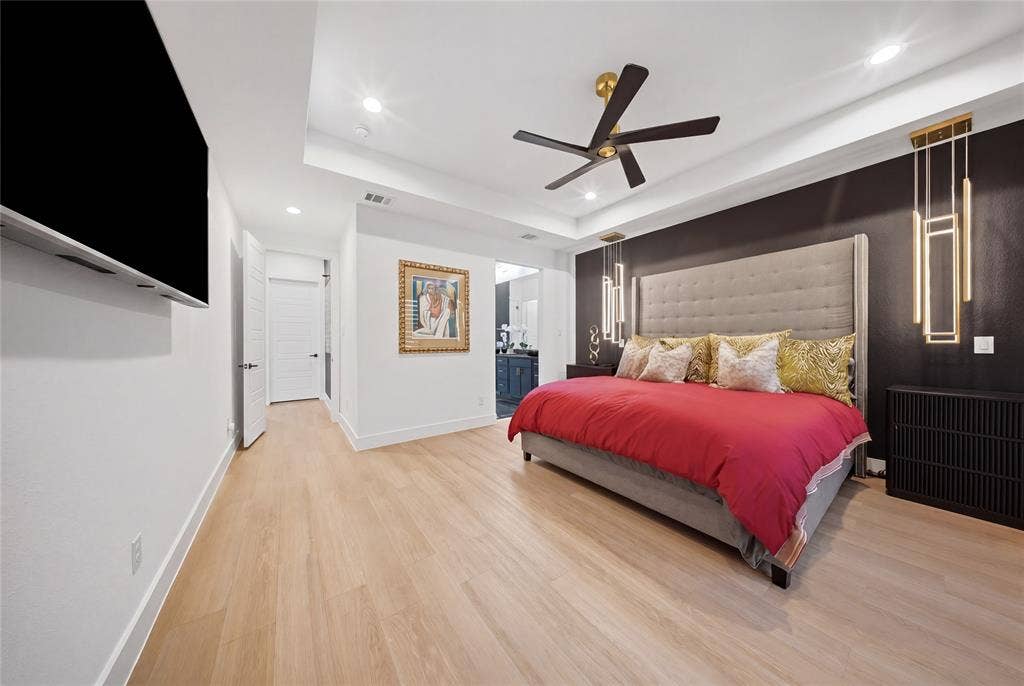 522 S Clark Road, Cedar Hill, TX 75104 Wood-finish flooring, recessed lighting, and a tray ceiling with a modern ceiling fan
