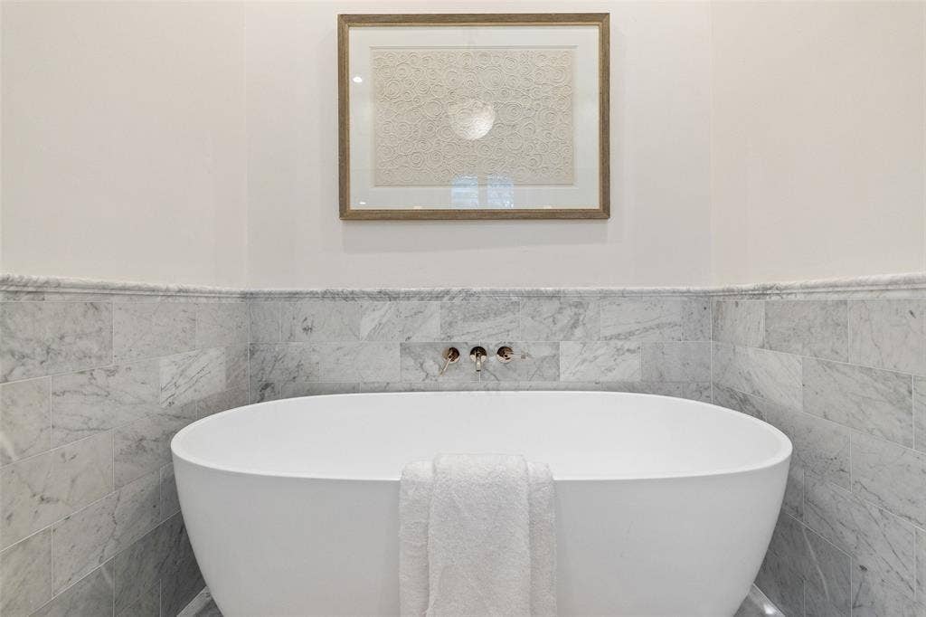 4201 Green Cliffs Road, Austin, TX 78746 Freestanding soaking tub with wall-mounted fixtures