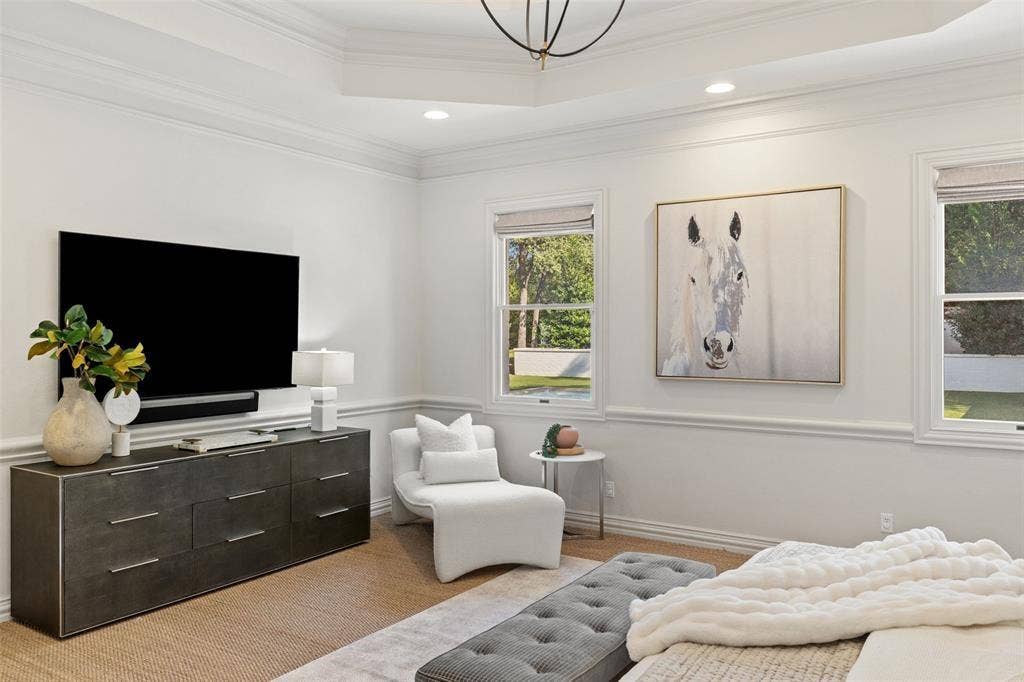 4201 Green Cliffs Road, Austin, TX 78746 Tray ceiling with recessed lighting