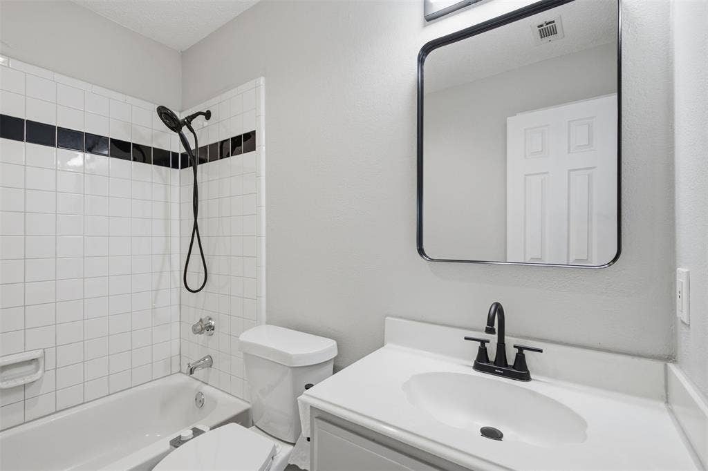 1301 Mill Wood Lane, Garland, TX 75040 HALL BATHROOM