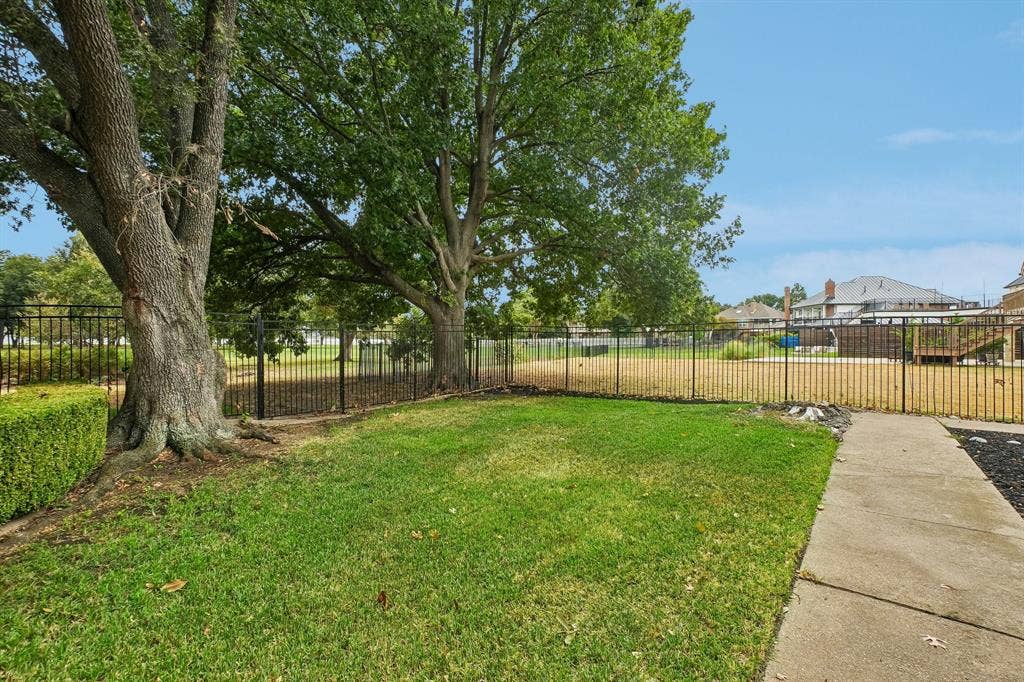 32 Victoria Drive, Rowlett, TX 75088 32 Victoria Drive, Rowlett, TX 75088