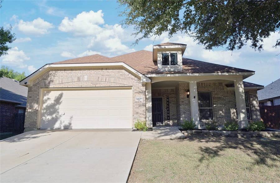 Property photo for 1409 Fox Glen Trail, Mansfield, TX