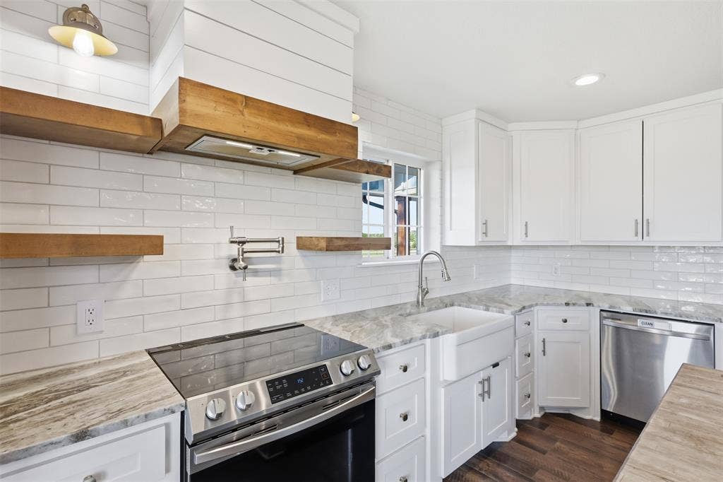a porcelain farmhouse sink, of course