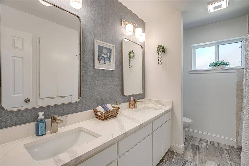 400 Glenn Drive, Hurst, TX 76053 400 Glenn Drive, Hurst, TX 76053