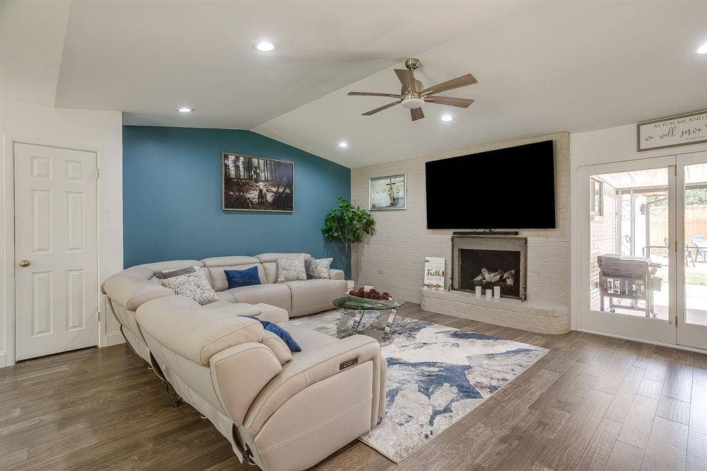 400 Glenn Drive, Hurst, TX 76053 400 Glenn Drive, Hurst, TX 76053