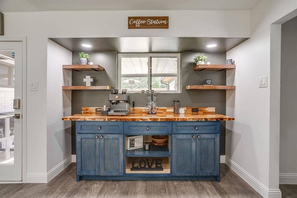 400 Glenn Drive, Hurst, TX 76053 400 Glenn Drive, Hurst, TX 76053