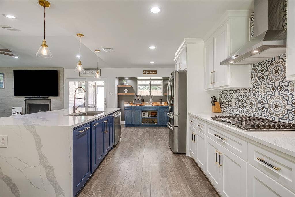 400 Glenn Drive, Hurst, TX 76053 400 Glenn Drive, Hurst, TX 76053