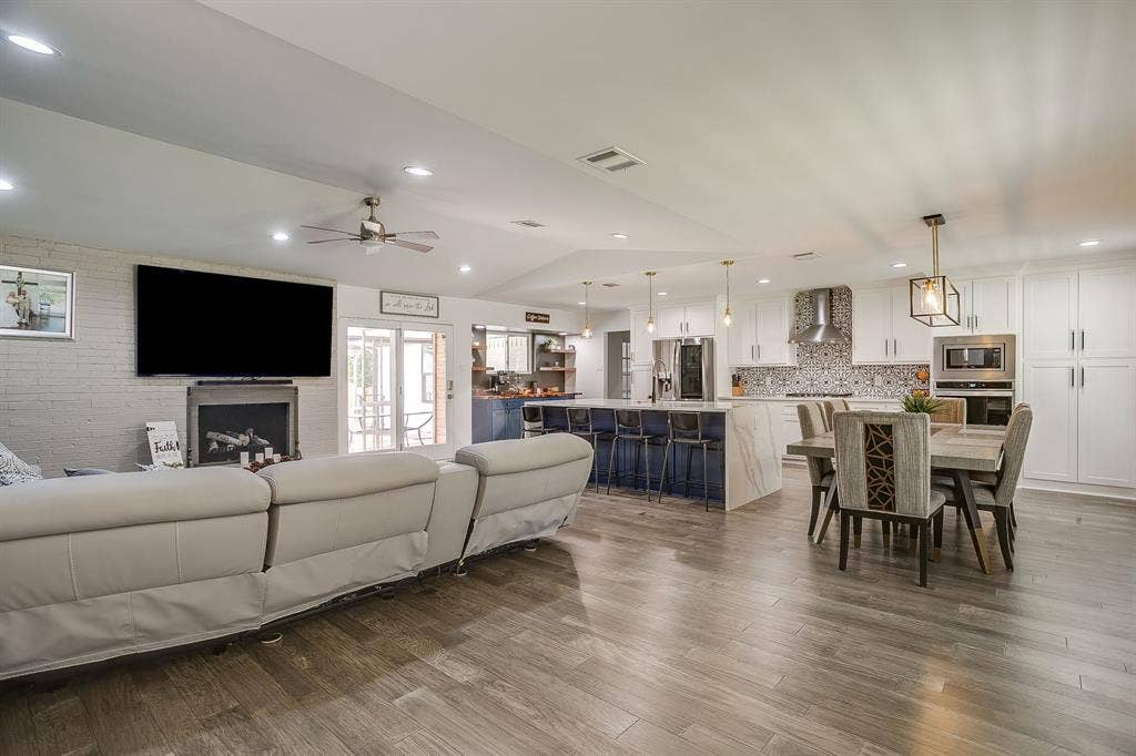 400 Glenn Drive, Hurst, TX 76053 400 Glenn Drive, Hurst, TX 76053