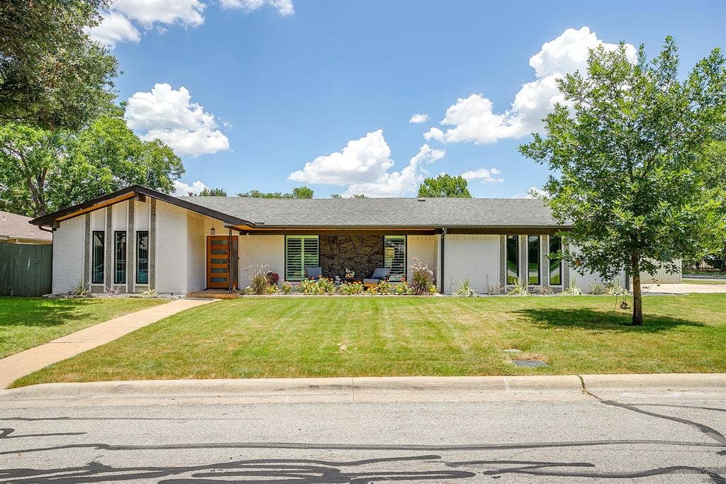 400 Glenn Drive, Hurst, TX 76053 400 Glenn Drive, Hurst, TX 76053