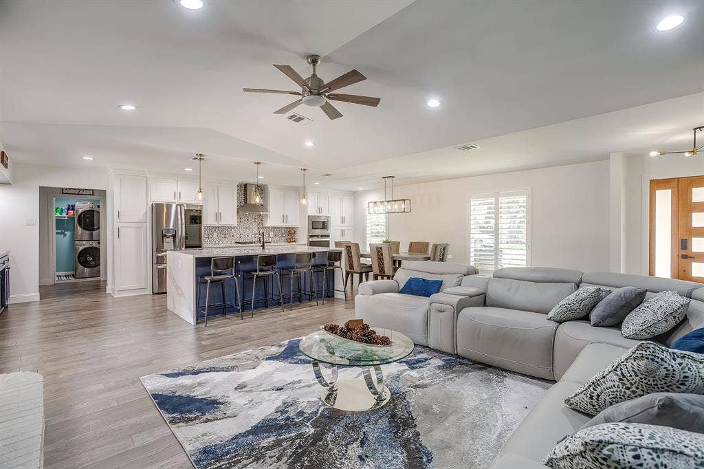 400 Glenn Drive, Hurst, TX 76053 400 Glenn Drive, Hurst, TX 76053