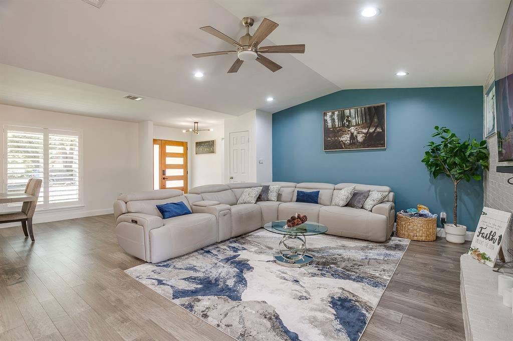 400 Glenn Drive, Hurst, TX 76053 400 Glenn Drive, Hurst, TX 76053