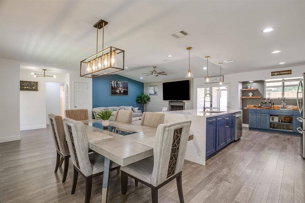 400 Glenn Drive, Hurst, TX 76053 400 Glenn Drive, Hurst, TX 76053
