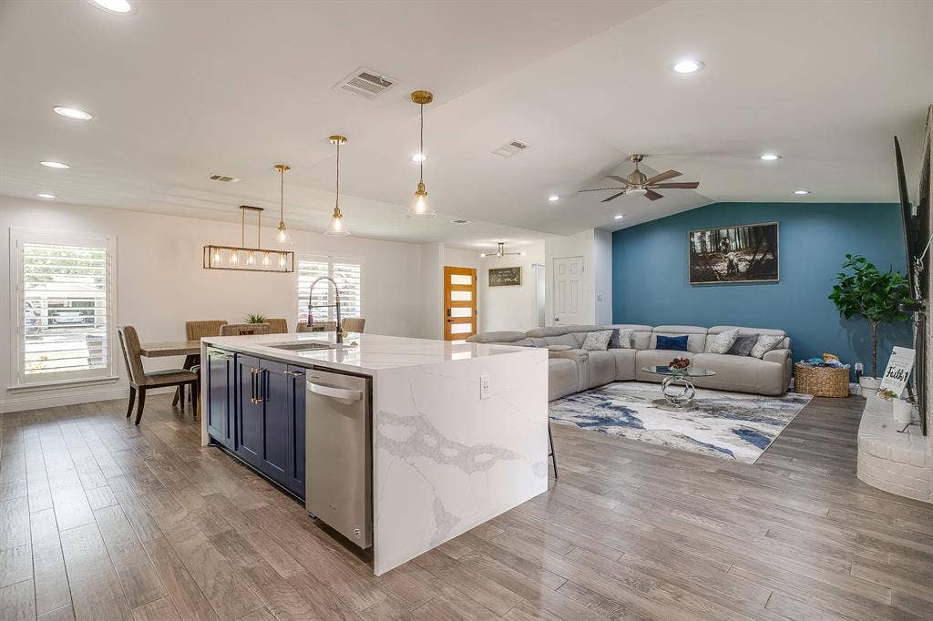 400 Glenn Drive, Hurst, TX 76053 400 Glenn Drive, Hurst, TX 76053