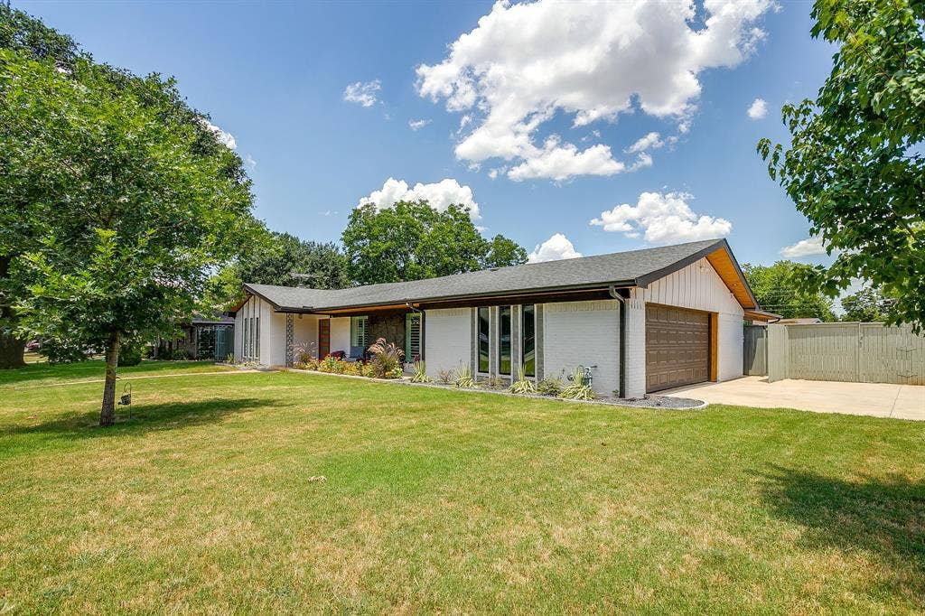 400 Glenn Drive, Hurst, TX 76053 400 Glenn Drive, Hurst, TX 76053