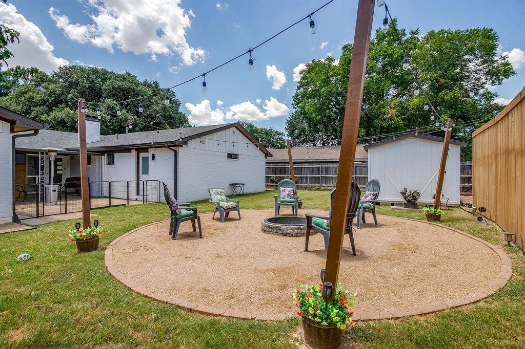 400 Glenn Drive, Hurst, TX 76053 400 Glenn Drive, Hurst, TX 76053