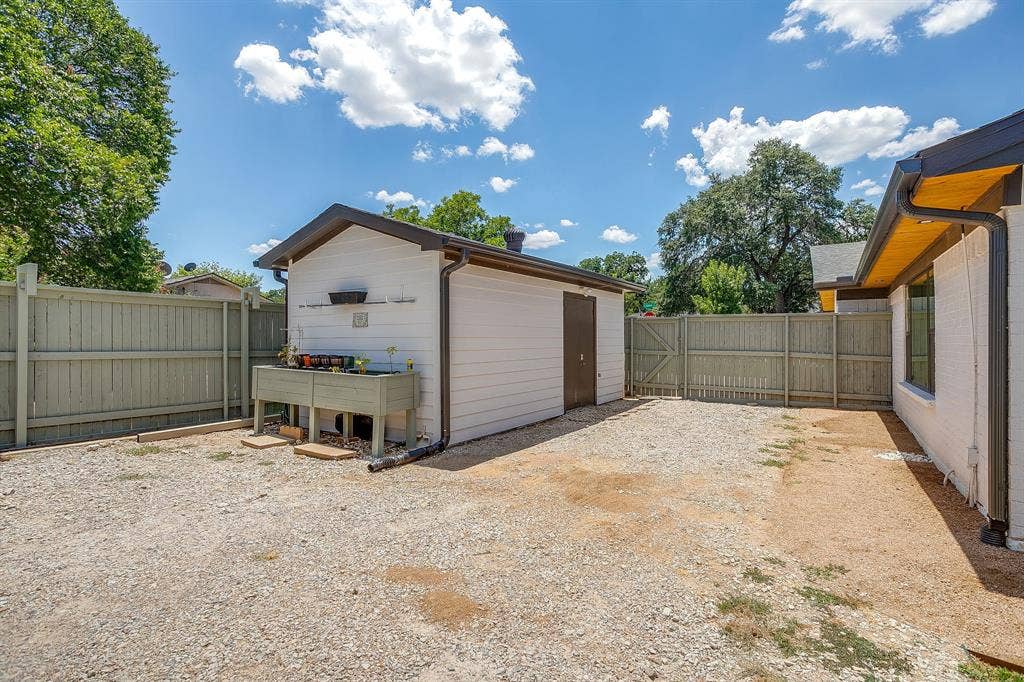 400 Glenn Drive, Hurst, TX 76053 400 Glenn Drive, Hurst, TX 76053