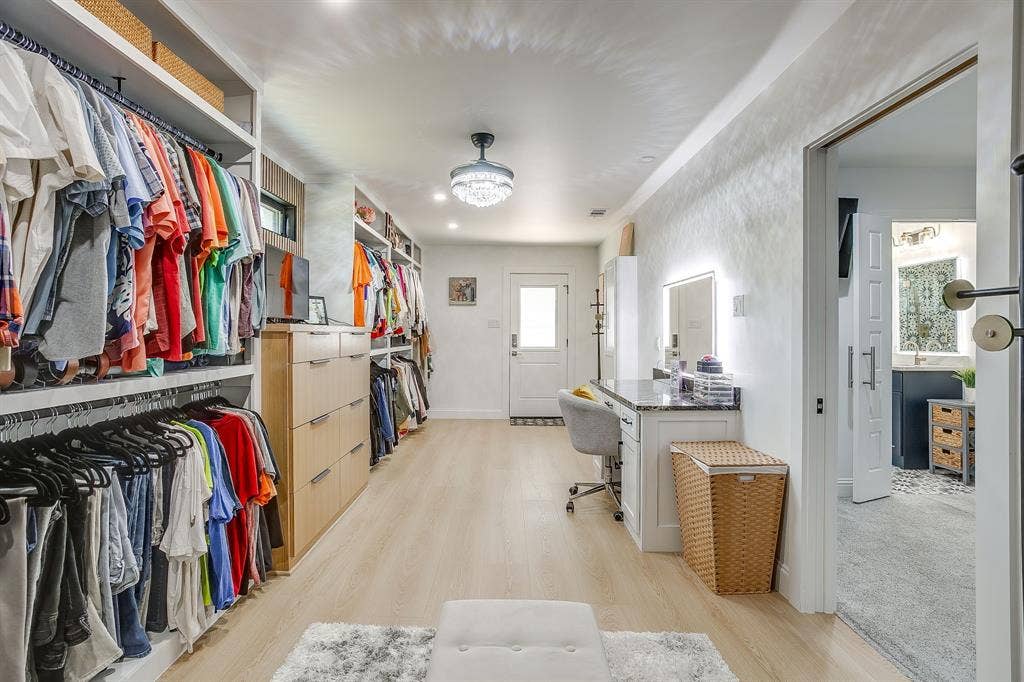 400 Glenn Drive, Hurst, TX 76053 400 Glenn Drive, Hurst, TX 76053