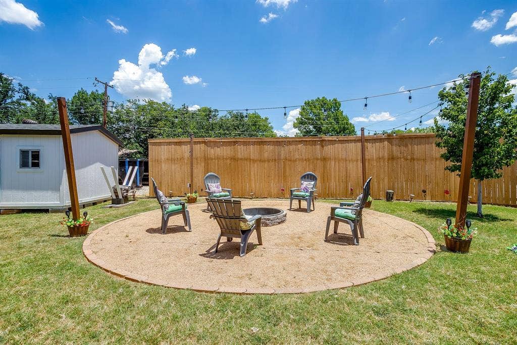 400 Glenn Drive, Hurst, TX 76053 400 Glenn Drive, Hurst, TX 76053
