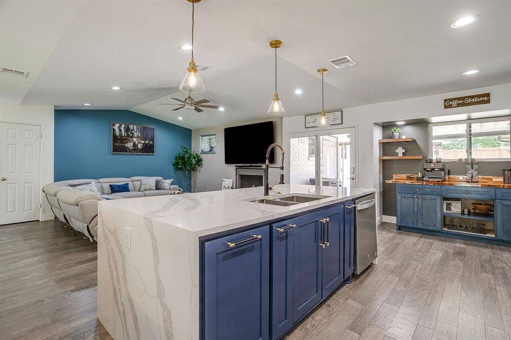 400 Glenn Drive, Hurst, TX 76053 400 Glenn Drive, Hurst, TX 76053
