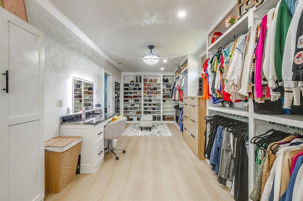 400 Glenn Drive, Hurst, TX 76053 400 Glenn Drive, Hurst, TX 76053