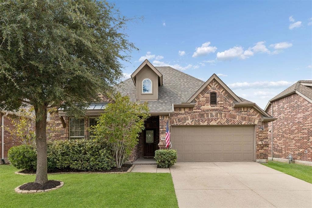 1906 Faircrest Lane, Wylie, TX 75098 Welcome to 1906 Faircrest Lane in the sought-after Woodbridge Golf Community.