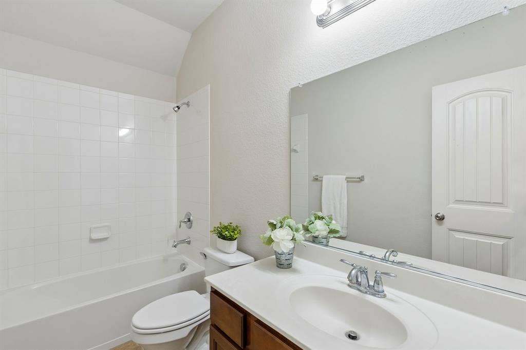 1906 Faircrest Lane, Wylie, TX 75098 Guest bath is conveniently located between the secondary bedrooms.