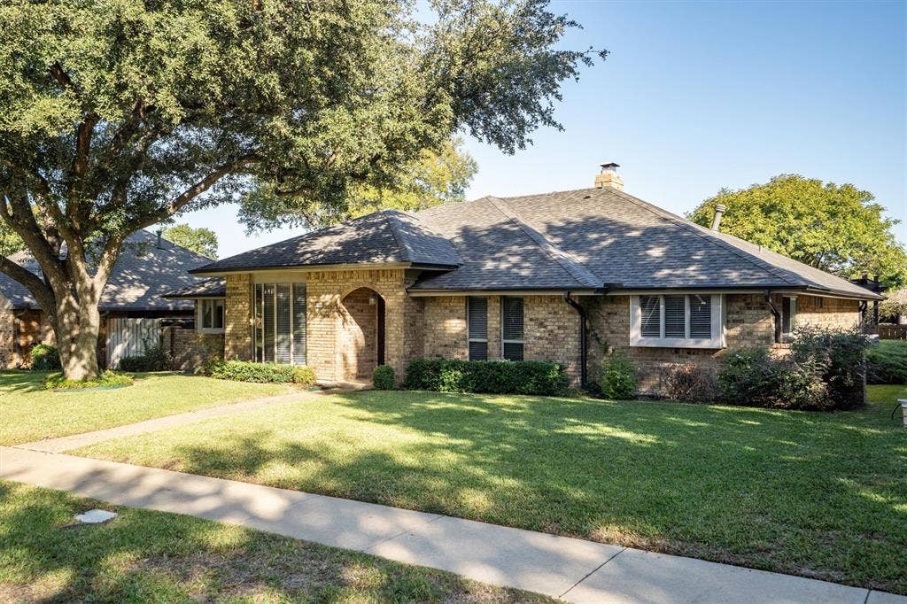 1305 Stonewood Drive, Carrollton, TX 75006 Lush green lawn