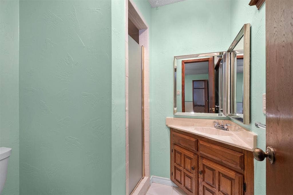 1305 Stonewood Drive, Carrollton, TX 75006 Private bath connected to flex room—ideal for a guest or in-law suite