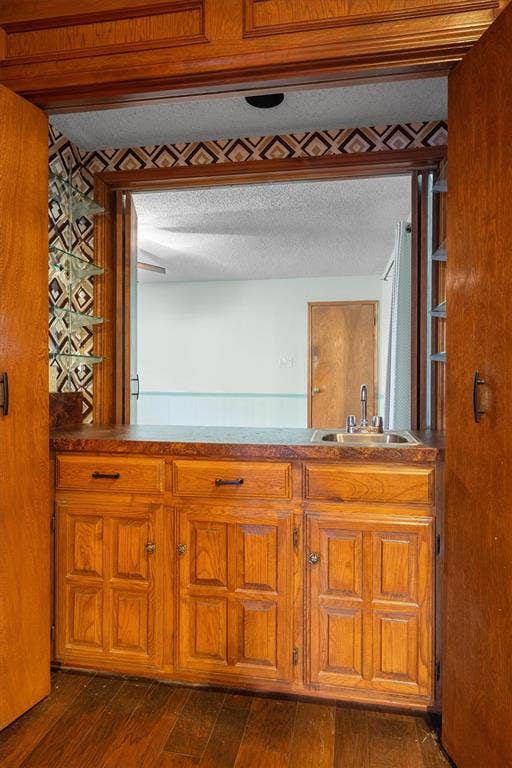 1305 Stonewood Drive, Carrollton, TX 75006 Wet bar can be access from living room or close the door to turn into another large bedroom