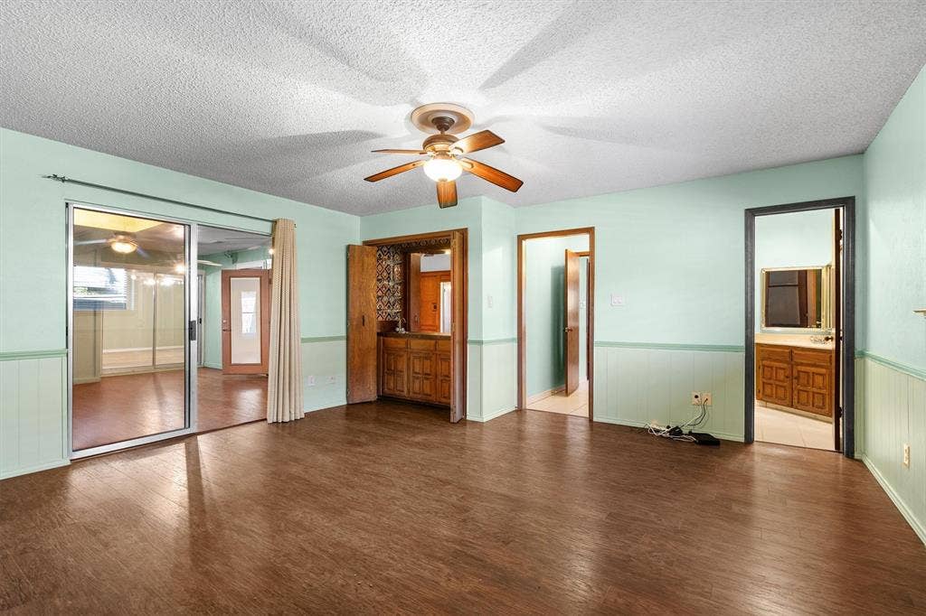 1305 Stonewood Drive, Carrollton, TX 75006 Versatile flex room featuring a built-in wet bar—ideal for a game room or entertainment space