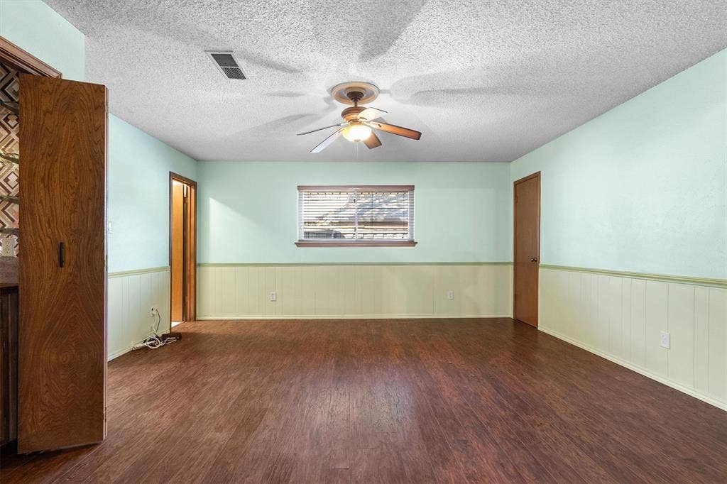 1305 Stonewood Drive, Carrollton, TX 75006 Huge flexible room to use for a guest bedroom or in-law suite with private access to a full bathroom.