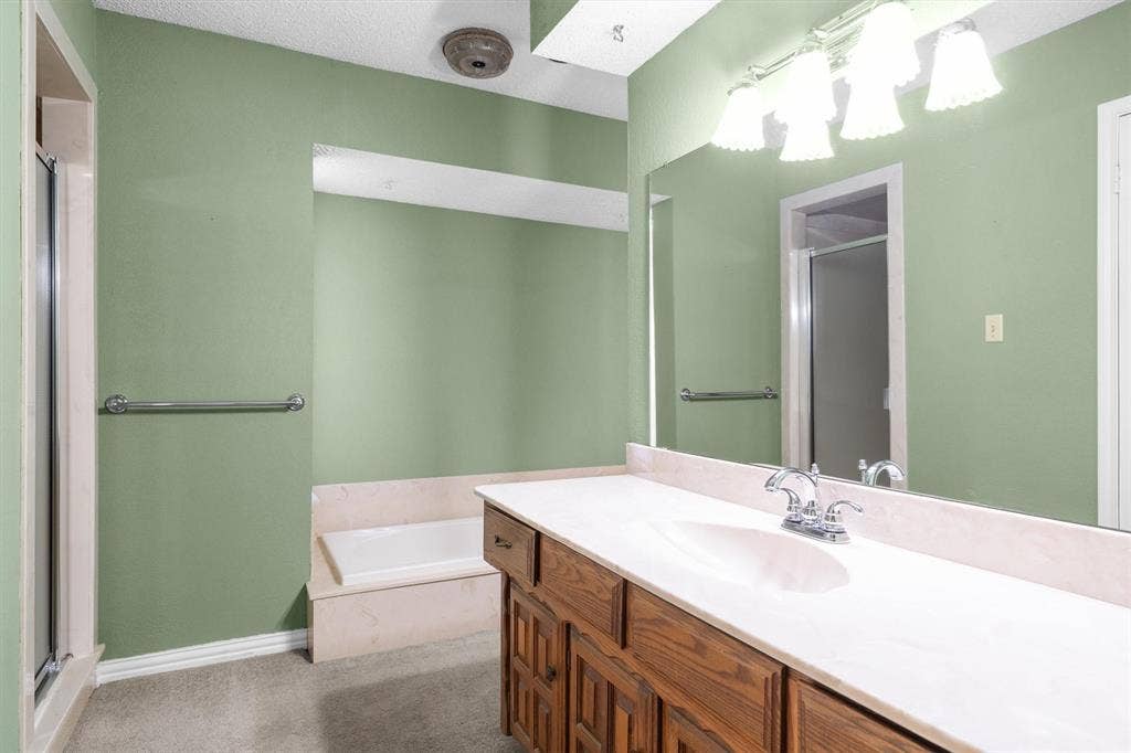 1305 Stonewood Drive, Carrollton, TX 75006 Primary bathroom
