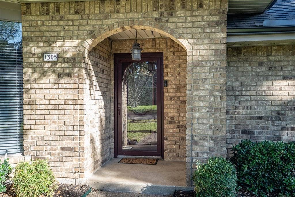 1305 Stonewood Drive, Carrollton, TX 75006 Warm and welcoming front entry