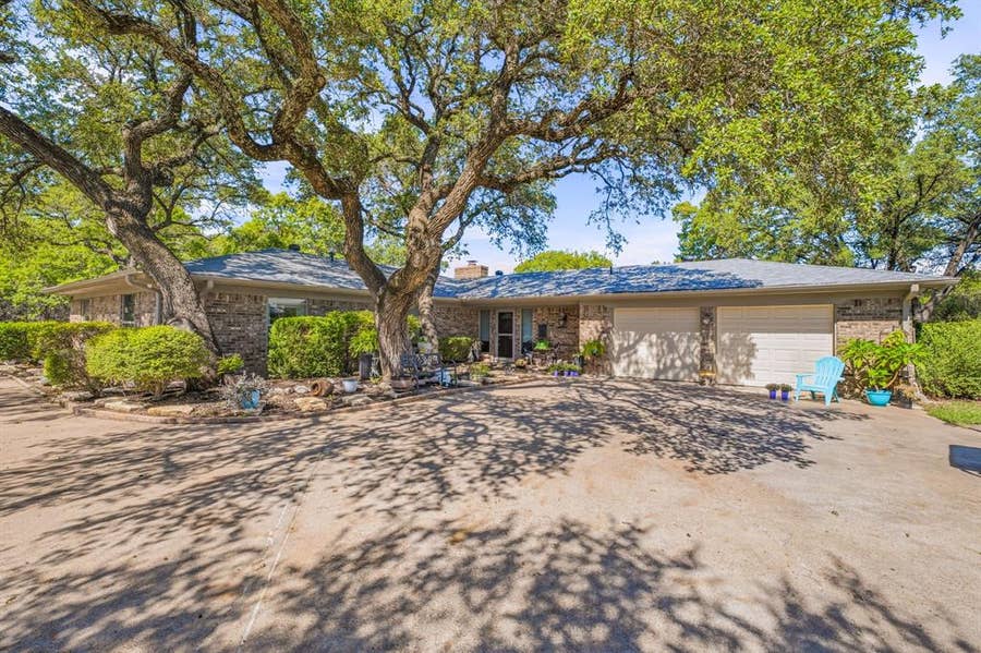 Property photo for 4304 Acoma Court, Granbury, TX