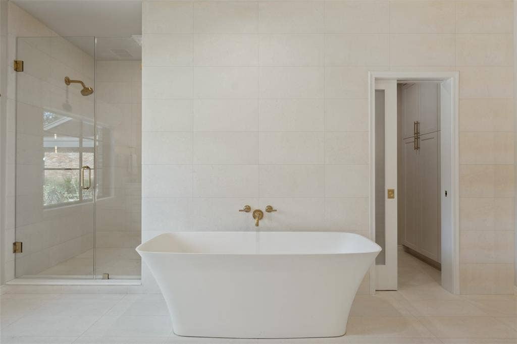 5222 Meadow Crest Drive, Dallas, TX 75229 Spa like soaking tub