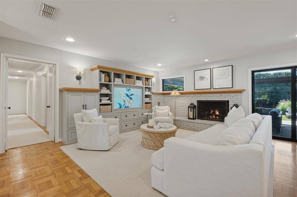 5222 Meadow Crest Drive, Dallas, TX 75229 Lots of custom built-ins & perfect for watching TV