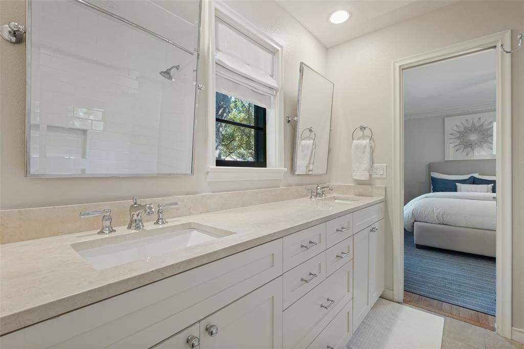 5222 Meadow Crest Drive, Dallas, TX 75229 Jack-n-Jill bathroom