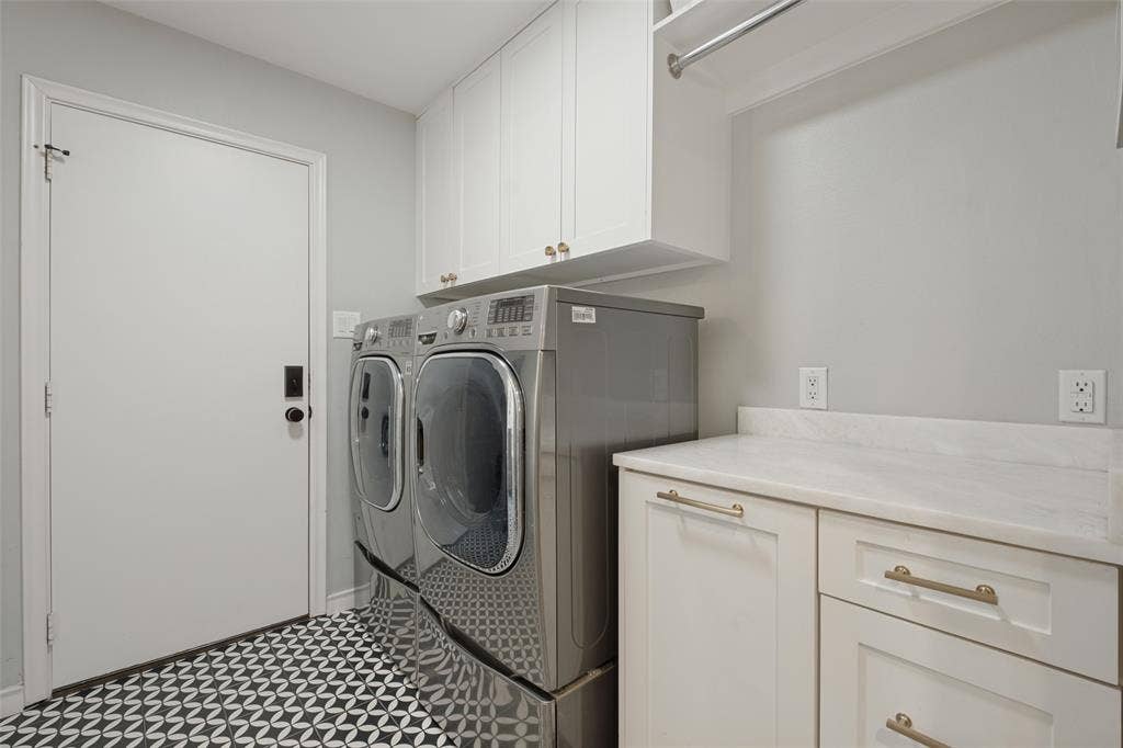 5222 Meadow Crest Drive, Dallas, TX 75229 Off kitchen with great storage.