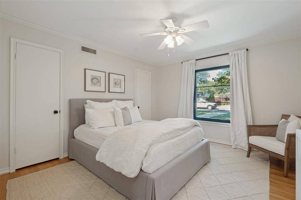 5222 Meadow Crest Drive, Dallas, TX 75229 Jack-n-Jill bedroom at the front of the property.