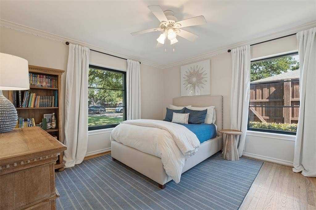 5222 Meadow Crest Drive, Dallas, TX 75229 Jack-n-Jill bedroom at the front of the property.