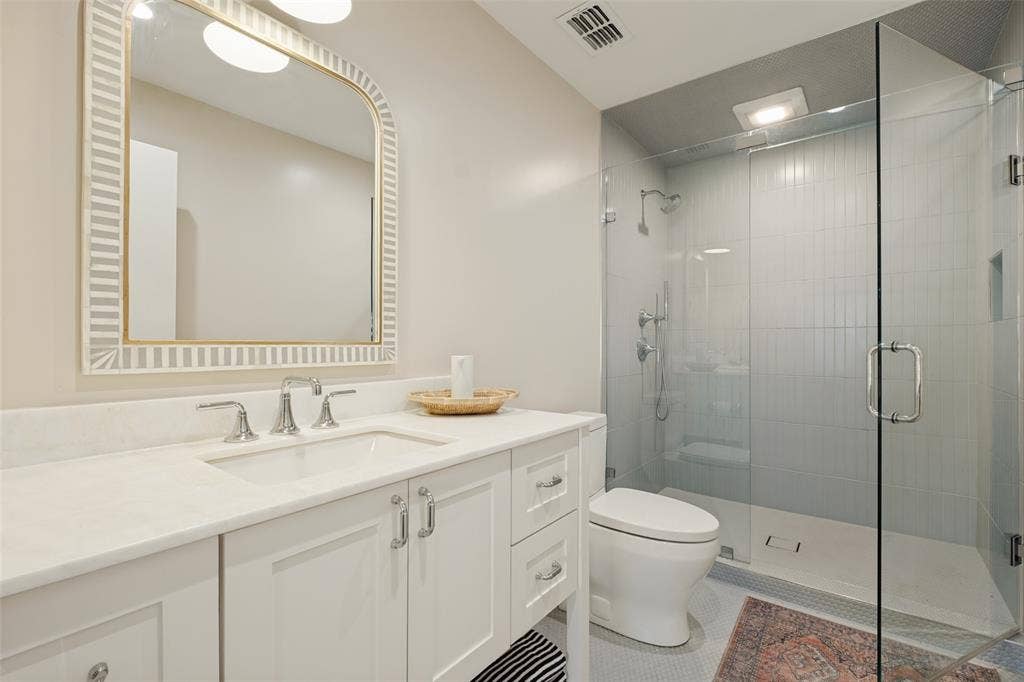 5222 Meadow Crest Drive, Dallas, TX 75229 Pool bathroom with easy access to thee backyard.