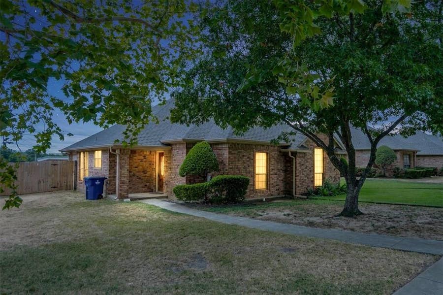Property photo for 1609 W Jamestown Drive, Ennis, TX